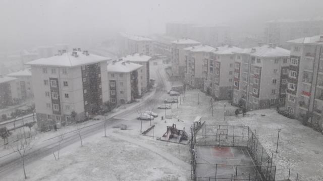 Kar yağışı öncesi İstanbul'u kara bulutlar kapladı