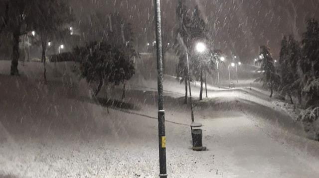 Kar İstanbul'da çok fena bastırdı, yollar kapandı! Yerdeki kalınlık her geçen dakika artıyor