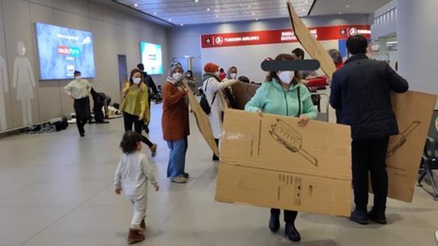 Kar nedeniyle İstanbul Havalimanı'nda mahsur kalan yolculardan 'Otele ihtiyacımız var' protestosu