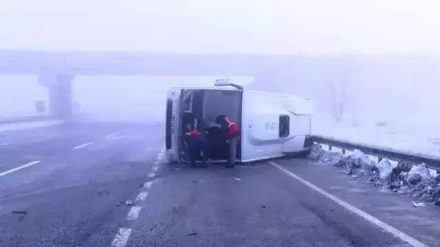 İstanbul'da polisleri taşıyan servis minibüsü devrildi: 2'si ağır 10 yaralı var