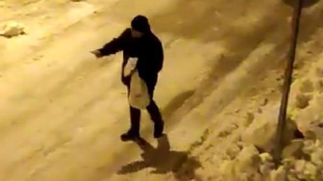 Isparta'da durumun ne kadar vahim olduğunu gösteren fotoğraf! Bir vatandaş yerlere tuz atarak buzları eritmeye çalıştı