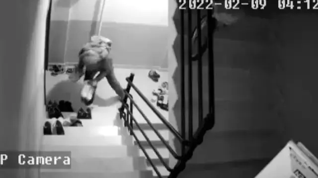 Apartmanın güvenlik kamerası kaydetti! Bu da takıntılı hırsız, sadece beyaz ayakkabıları çalıyor