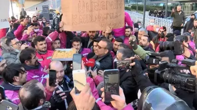 Online yemek sipariş şirketi kuryelerinin eylemine Haluk Levent'ten destek ziyareti
