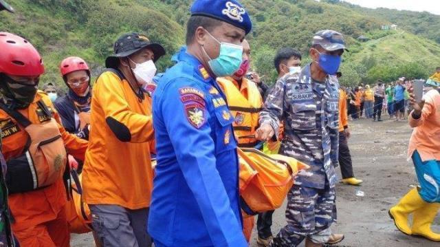 Endonezya'da dini ritüel sırasında devasa dalgalara kapılıp denize sürüklenen 11 kişi feci şekilde can verdi