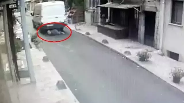 Taksim'de dehşet anları kamerada! 70 yaşındaki kadın minibüsün altında kaldı