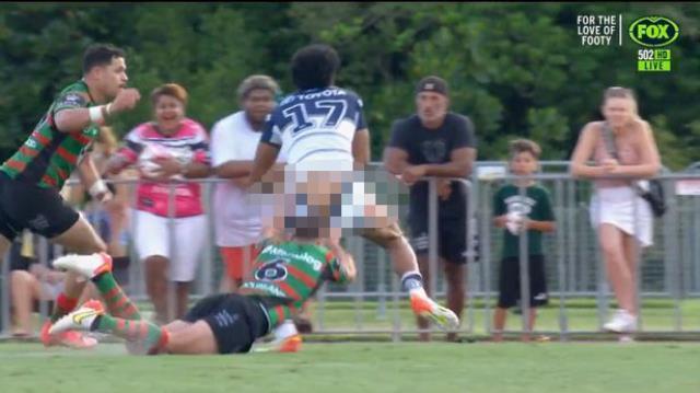 Yeşil sahalarda görülmemiş olay! Oyuncun şortu düştü, kadın taraftarın ağzı açık kaldı