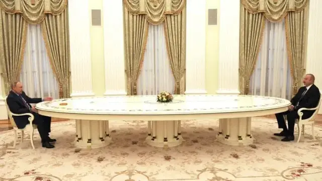 Putin'in meşhur masasına oturttuğu son isim Aliyev oldu! Ancak diğerlerinden bir farkı vardı