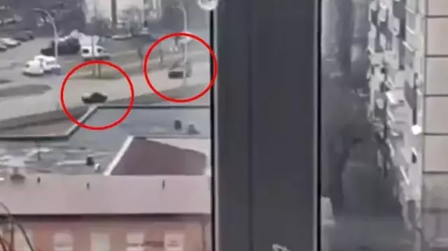 Kiev'e giren Rus tankları, yolda seyir halindeki aracı böyle ezdi