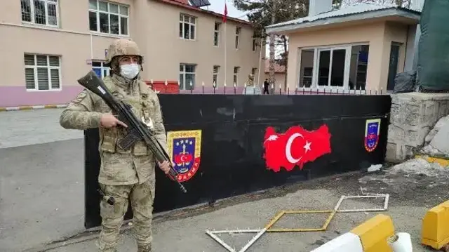 Liseli kız, 'Seni kaçıracağım' diyen 40 yaşındaki adamı köy meydanında öldürdü