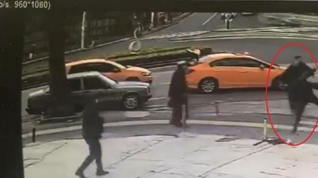 Müşterinin çocuğu istifra edince taksicinin gözü döndü