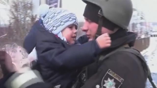 Savaşın en acı yüzü! Cephedeki babasından ayrılmak istemeyen Ukraynalı çocuğun vedası yürek burktu