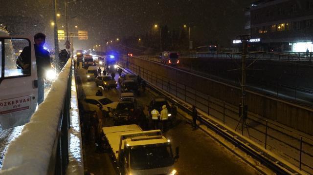 Karla mücadele devam ediyor! Bitlis'te öğretmenevi bahçesine çığ düştü, Bursa'da 11 araç zincirleme kaza yaptı