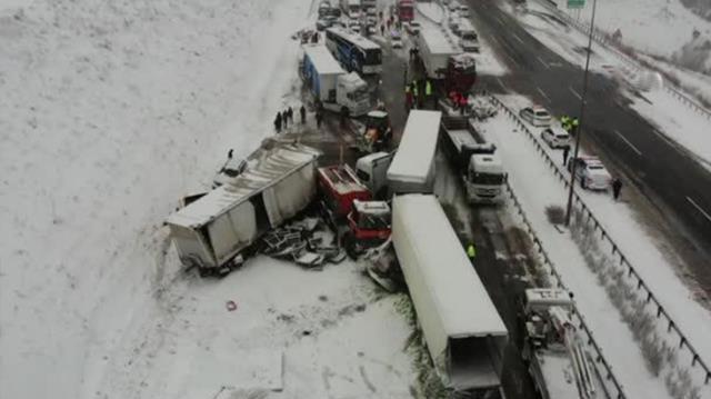 Kayganlaşan Kuzey Marmara Otoyolu'nda feci kaza! Tırlar birbirine girdi, yol tamamen kapatıldı