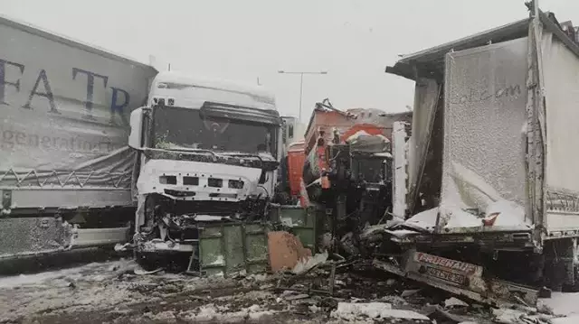 Kayganlaşan Kuzey Marmara Otoyolu'nda feci kaza! Tırlar birbirine girdi, yol tamamen kapatıldı