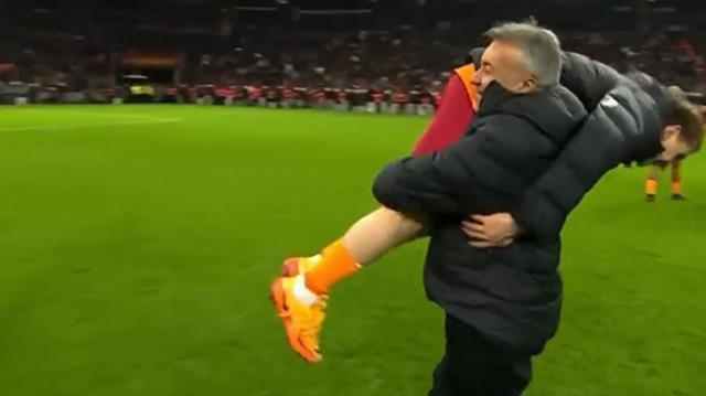 Derbinin hareketi Domenec Torrent'ten! Gecenin kahramanını omuzlarına aldı