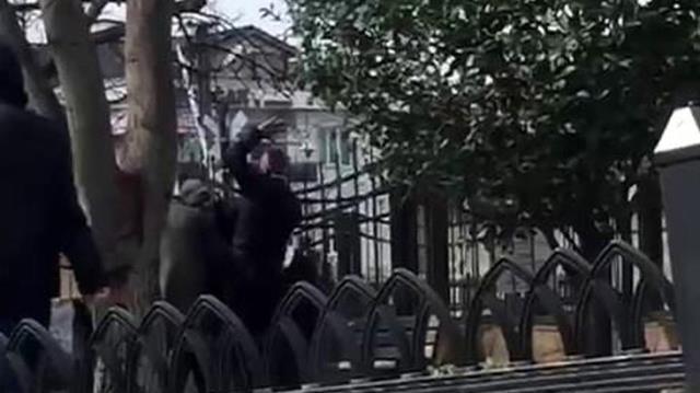 Şehrin göbeğinde yaşlıların kavgası kameralara yansıdı