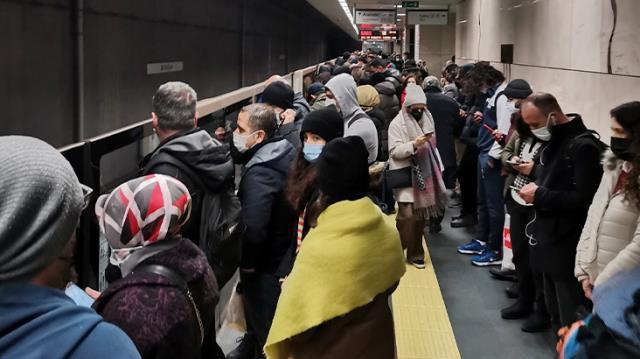 İstanbul'da arıza nedeniyle Üsküdar-Çekmeköy metro seferleri aksadı