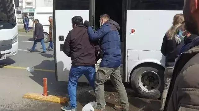 DİYARBAKIR'DA HDP'NİN NEVRUZ ETKİNLİĞİ; PKK LEHİNE SLOGAN ATANLARA GÖZALTI