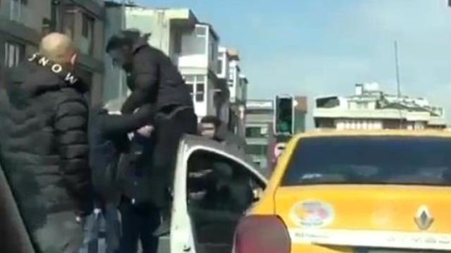 Kadıköy'de yol verme kavgasında taksi şoförüne uçan tekmeyle saldırı kamerada