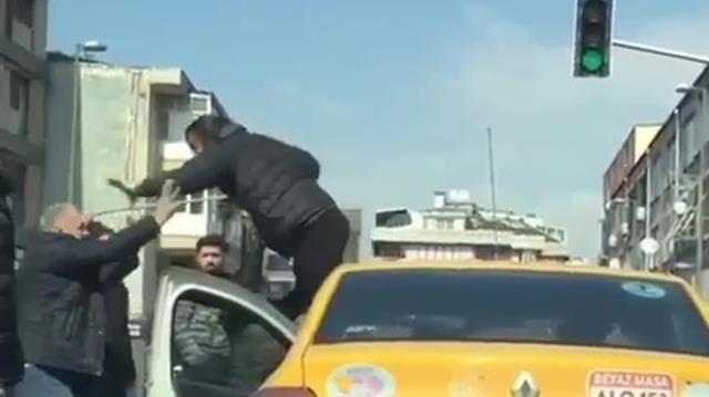 Kadıköy'de yol verme kavgasında taksi şoförüne uçan tekmeyle saldırı kamerada