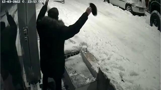 Üsküdar'da kar maskeli hırsızlık şakası... Arkadaşının üzerine bıçakla koştu