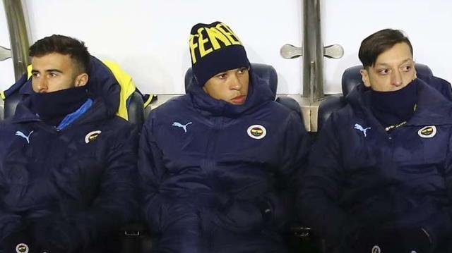 Kriz giderek derinleşiyor! Kadro dışı kalan Mesut Özil'den ilk açıklama: Antrenmana gelmene gerek yok dediler