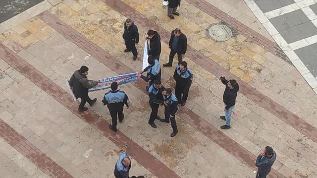 Şanlıurfa'da izinsiz göstericilerle zabıta arasında gerginlik
