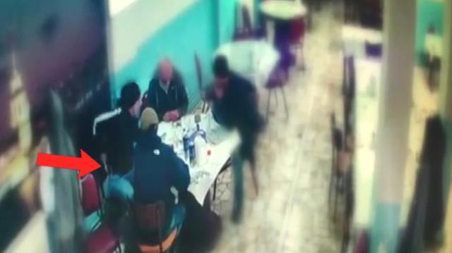 Barış masasında cinayet! Belinden çıkardığı bıçağı husumetlisine böyle sapladı