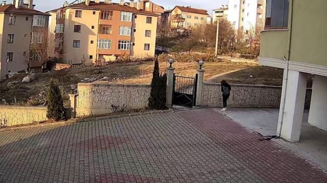 Genç kızın korku dolu anları! Okula giderken karşılaştığı köpeğin saldırısından duvardan atlayarak kurtuldu