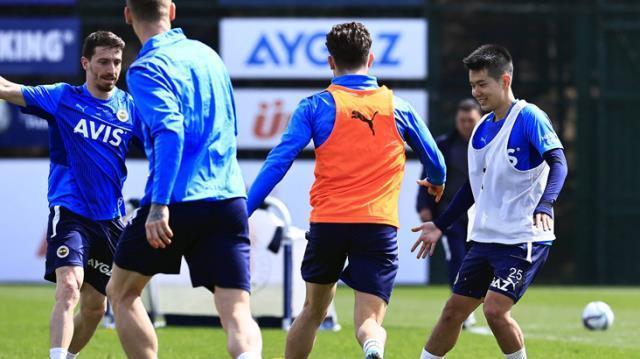 Fenerbahçe'nin yeni transferi şov yaptı, İsmail Kartal hayran hayran izledi! Mesut Özil formayı zor alır