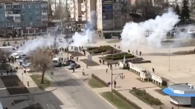 Energodar'da Rus askerleri Ukraynalı göstericilere müdahale etti