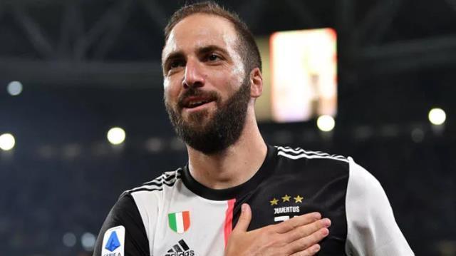 Bir bir gidiyorlar! Golcülerin golcüsü futbolu bırakma kararı aldı