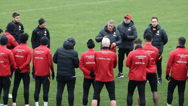 Fenerbahçe derbisi öncesi deprem! Galatasaray'da futbolcuları yıkan karar