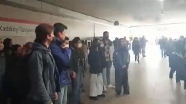 Ulaşım zammını turnikelerden atlayarak protesto ettiler