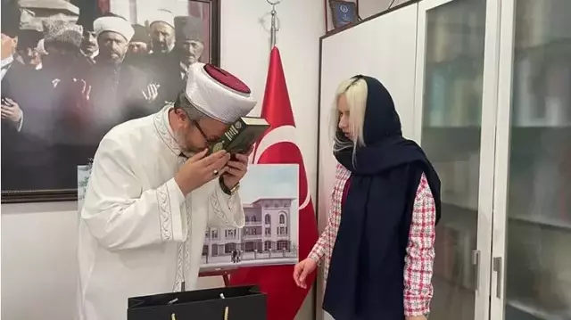 Ezandan etkilendi, Müslüman oldu