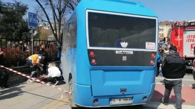Kadıköy'de minibüs kaldırıma çıktı; 2 kişi yaralandı