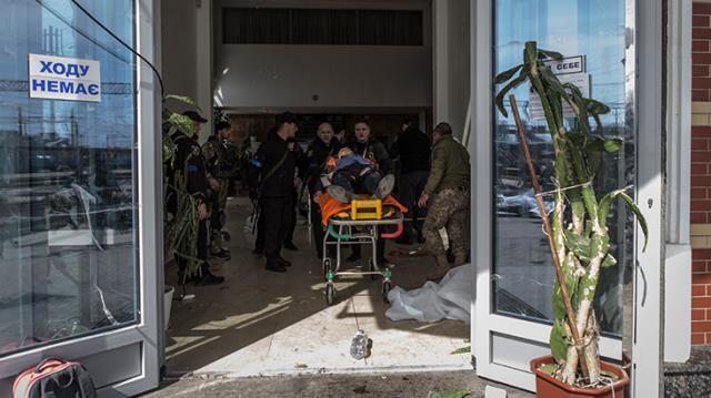Ukrayna'daki tren garı saldırısında bilanço artıyor! 4'ü çocuk 39 ölü var, doktorlar yaralılara yetişemiyor