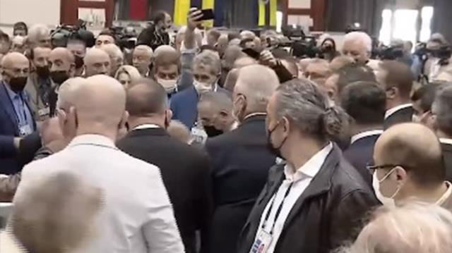 Fenerbahçe Divanı'nda korkutan anlar! Ali Koç üyeyi görünce yerinden fırladı