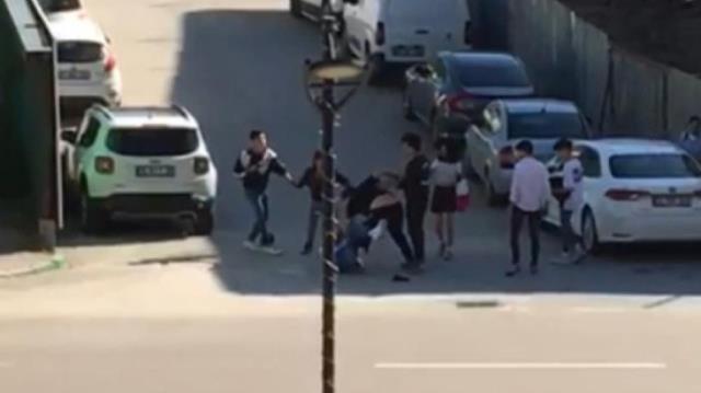 Gençlerin yumruklu kavgası kameraya yansıdı