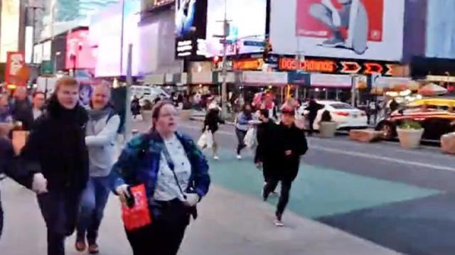 New York'un dünyaca ünlü Times Meydanı'nda korkutan patlama! Vatandaşlar böyle kaçıştı