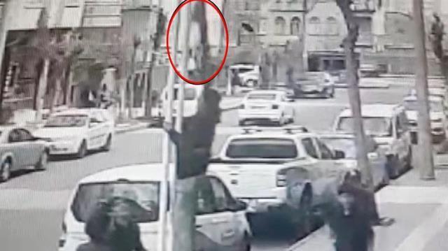 Polis, direkten Türk bayrağını alan gencin peşine düştü! Yıkayıp astıklarını görünce aynısından hediye ettiler
