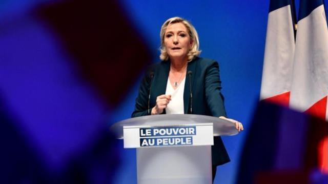 Fransa'da Le Pen protestosu! Kadın eylemciyi salondan yerde sürükleyerek çıkardılar