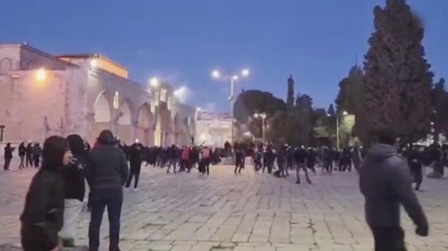 İsrail polisi Mescid-i Aksa'ya baskın düzenledi