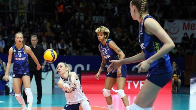 Son Dakika: Kupa Voley finalinde VakıfBank, Fenerbahçe Opet'i 3-2 mağlup ederek şampiyon oldu