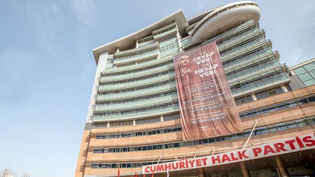 Kemal Kılıçdaroğlu'nun hükümete yönelttiği 4 sorunun yer aldığı afiş, CHP Genel Merkezine asıldı