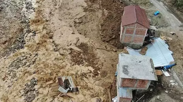 Trabzon'da heyelan! Kayan toprak 5 evi yuttu, 19 ev ise boşaltıldı