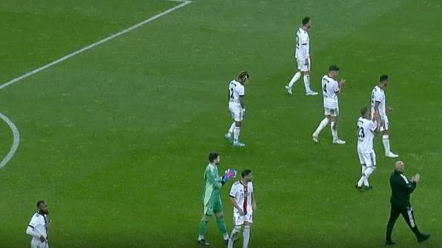 Taraftarı önünde farklı kaybeden Beşiktaş'ın futbolcuları duygusal anlar yaşadı