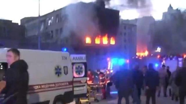 Son Dakika: Rusya, Ukrayna'nın başkenti Kiev'de bir apartmanı hava saldırısıyla vurdu