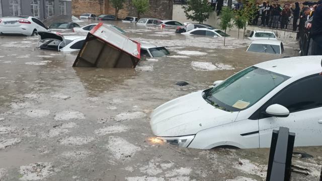 Adıyaman'da sel felaketi! Onlarca araç sular altında kaldı