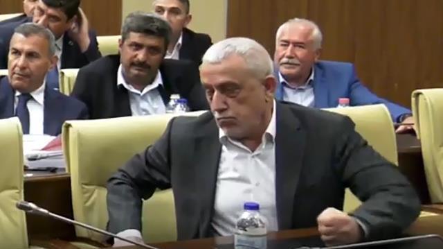 Gökçek döneminin AK Parti Grup Başkanvekili, Mansur Yavaş kürsüdeyken sırayı yumrukladı: Konuşturmam bunu